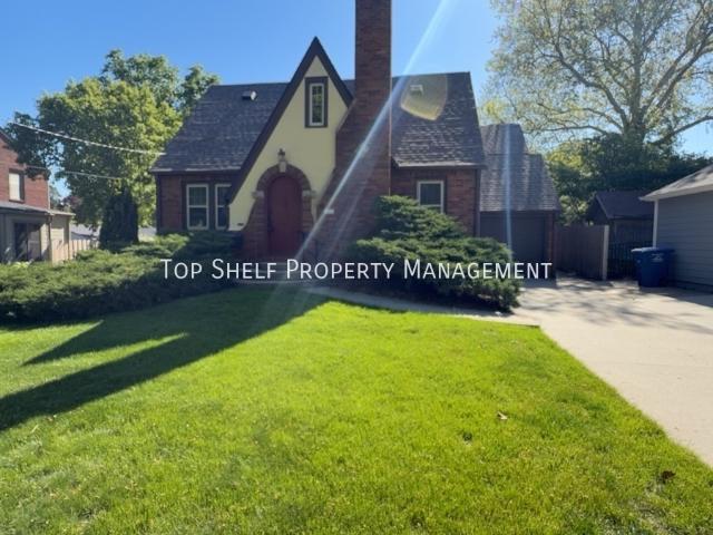 4 BR, 2 BA Apartment 3215 44th St, Des Moines, IA 50310