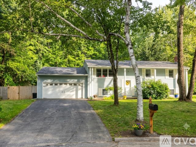 4 BR, 1.5 BA Apartment 6 Mohegan Court, Saratoga Springs, NY 12866