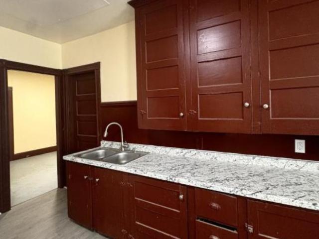 4 Br, 1 bath, Apartment 58 River St