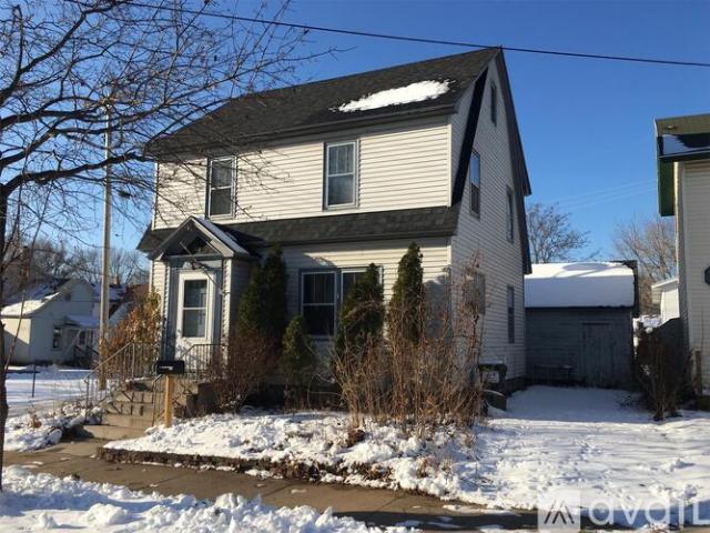 4 BR, 1 BA Apartment 108 Fulton Street, Eau Claire, WI 54703