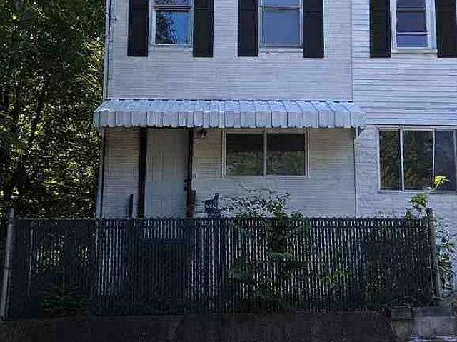 4 BR, 1 BA Apartment 10 Courtright St Pittsburgh, PA 15212
