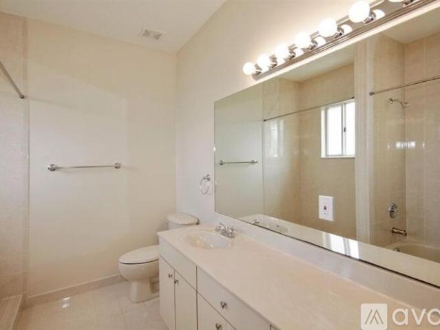 4 BR, 1 BA Apartment 125 Tennyson Court, Elgin, IL 60120