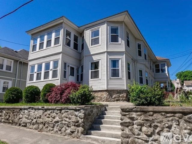 4 BR, 1 BA Apartment 541 South Broadway, Unit 2, Lawrence, MA 01843