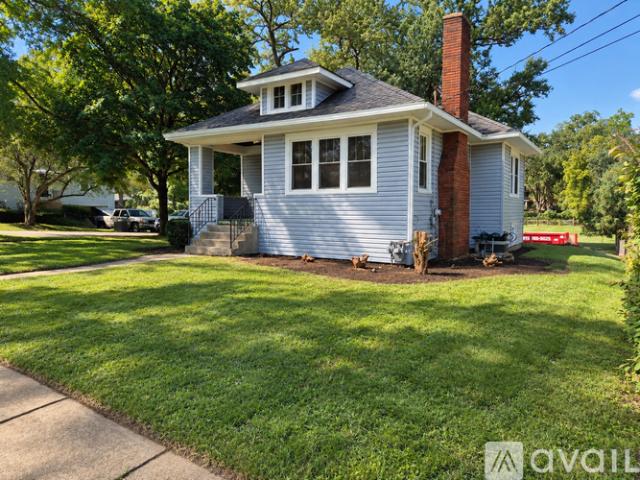 4 BR, 1 BA Apartment 610 Lawndale Ave, Woodstock, IL 60098