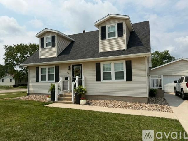 4 BR, 2.5 BA Apartment 103 9th Avenue, De Witt, IA 52742