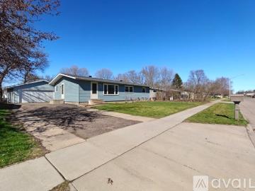 4 BR, 2.5 BA Apartment 2212 Bartlett Ave, Altoona, WI 54720