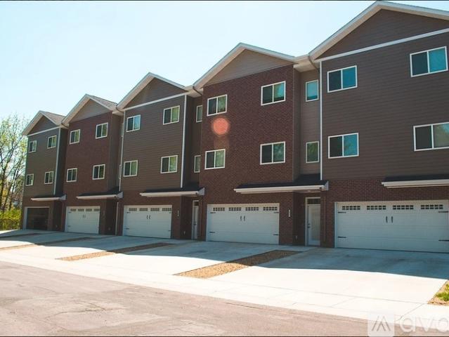 4 BR, 2.5 BA Apartment 412 Wall St, Unit 412, North Mankato, MN 56003