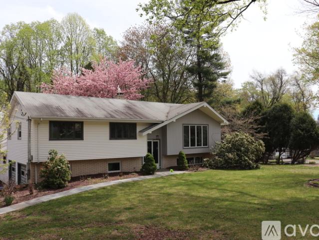 4 BR, 2.5 BA Apartment 442 Surrey Ln, Unit A, Fairfield, CT 06824