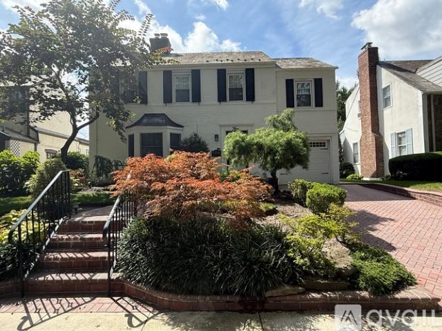 4 BR, 2.5 BA Apartment 5 Woodland Rd, Valley Stream, NY 11581