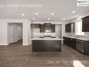 4 BR, 2.5 BA Apartment 6056 Addison Rd SW, Port Orchard, WA 98367