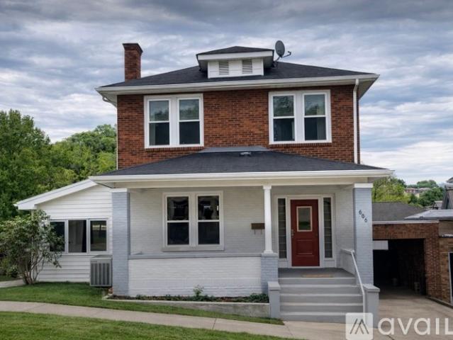 4 BR, 2.5 BA Apartment 606 Dickenson St, Williamson, WV 25661