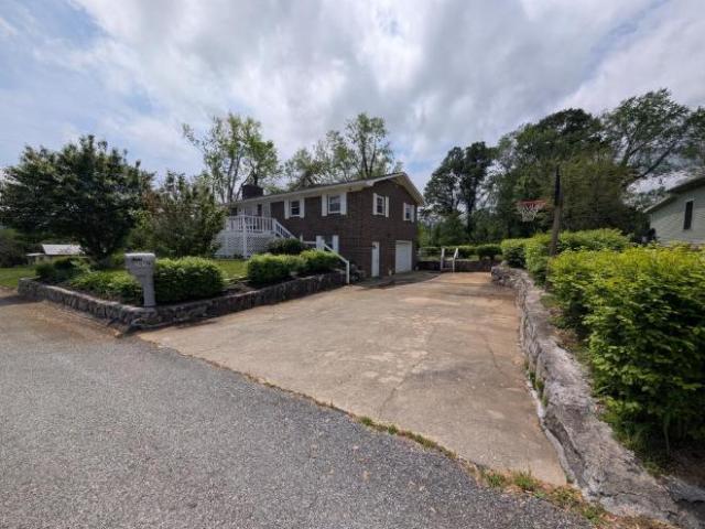 4 Br, 2 bath, Single Family 505 N Stanwood Ln