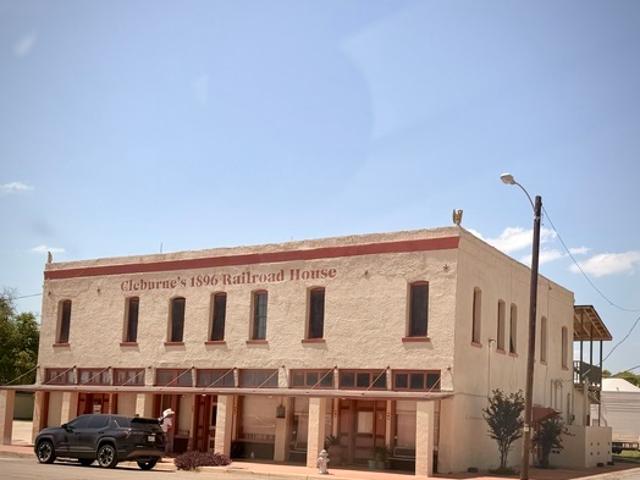 4 BR, 2 BA Apartment E Henderson St, Unit 421, Cleburne, TX 76031