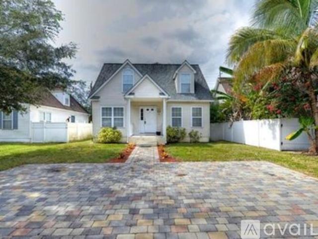 4 BR, 2 BA Apartment 155 Leawood Circle, Naples, FL 34104