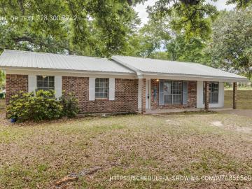 4 BR, 2 BA Apartment 16201 Cervantes Ct, Biloxi, MS 39532