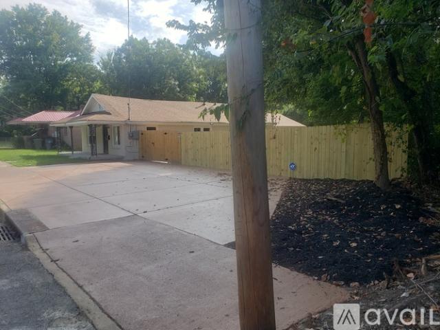 4 BR, 2 BA Apartment 1719 Oakwood Street, Memphis, TN 38108