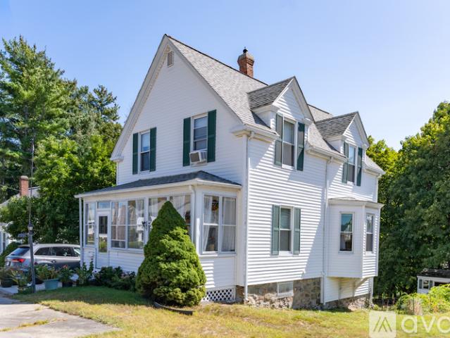 4 BR, 2 BA Apartment 18 High St, Saugus, MA 01906