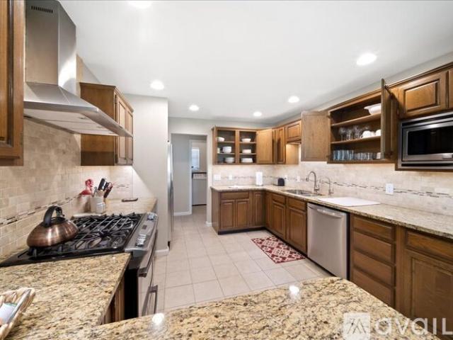 4 BR, 2 BA Apartment 1206 Oakwood Dr, Broken Arrow, OK 74011