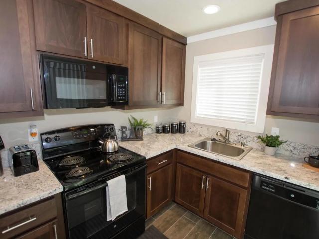 4 BR, 2 BA Apartment 1253 West Fifth Street Unit Standard Room, Chico, CA 95928