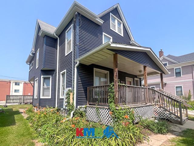 4 BR, 2 BA Apartment 125 N Van Buren St, Iowa City, IA 52240