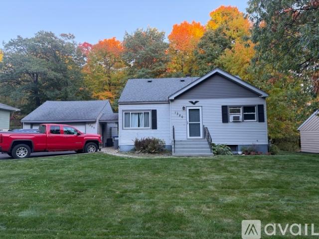 4 BR, 2 BA Apartment 1320 Brainerd Ave, Duluth, MN 55811