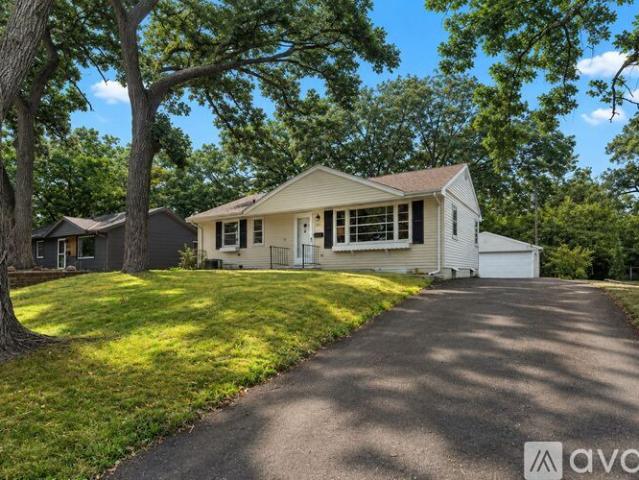 4 BR, 2 BA Apartment 2625 Xylon Avenue South, Minneapolis, MN 55426