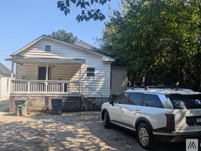 4 BR, 2 BA Apartment 2108 Wilson Street, Chattanooga, TN 37406
