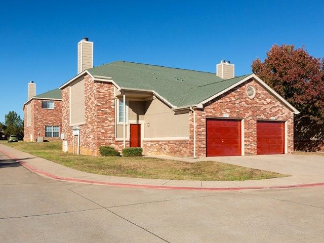 4 BR, 2 BA Apartment 2201 Sycamore School Rd, Fort Worth, TX 76134