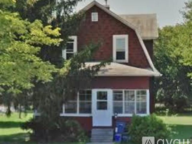 4 BR, 2 BA Apartment 228 9th Ave, Eau Claire, WI 54703
