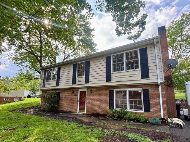 4 BR, 2 BA Apartment 3810 Vauxhall Rd Roanoke, VA 24018