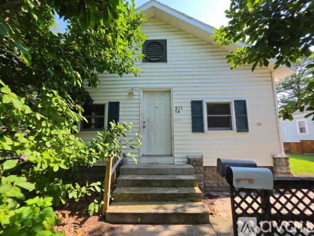 4 BR, 2 BA Apartment 321 E College St, Unit A, Carbondale, IL 62901