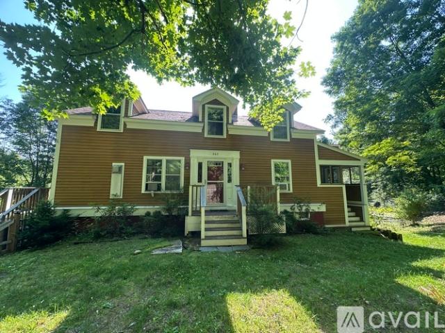 4 BR, 2 BA Apartment 560 South East Street, Amherst, MA 01002