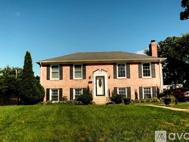 4 BR, 2 BA Apartment 5004 Talbois Place, Alexandria, VA 22310