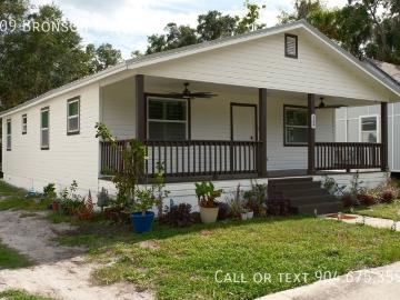 4 BR, 2 BA Apartment 509 Bronson Street, Palatka, FL 32177