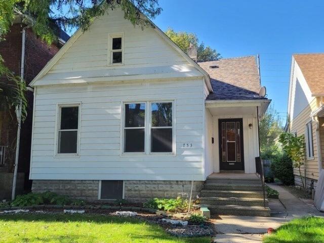 4 BR, 2 BA Apartment 753 Bruce Ave, Windsor, ON N9A 4X3