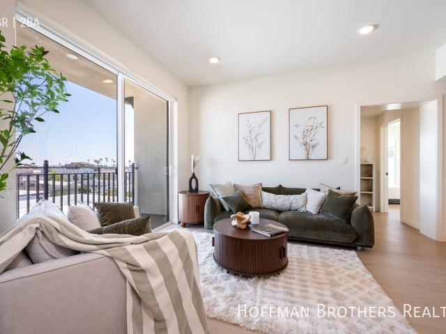 4 BR, 2 BA Apartment 856 S Gramercy Dr, Los Angeles, CA 90005