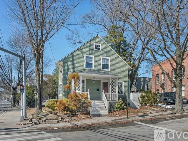 4 BR, 2 BA Apartment 98 Butler Ave, Providence, RI 02906