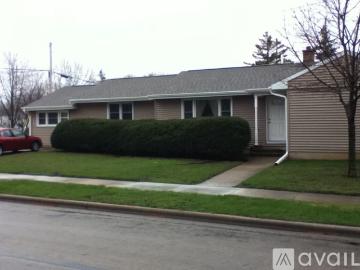 4 BR, 2 BA Apartment 907 West 8th Avenue, Oshkosh, WI 54902