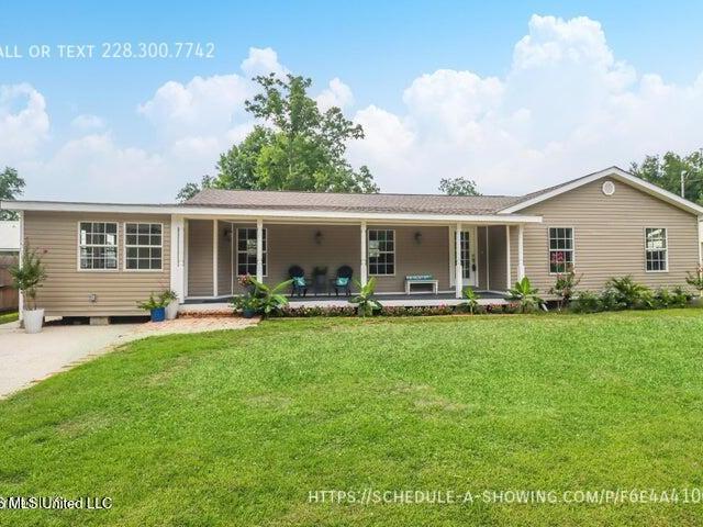 4 BR, 2 BA Apartment 912 Maple St, Waveland, MS 39576