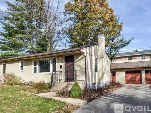 4 BR, 2 BA Apartment 921 S Eastside Dr, Bloomington, IN 47401