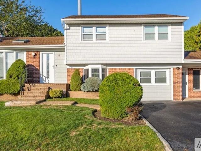 4 BR, 2 BA Apartment 9 Lakeville Ln, Plainview, NY 11803