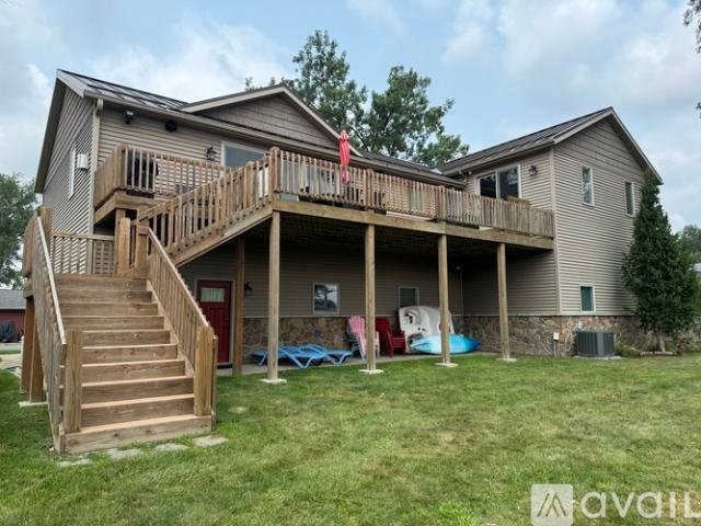 4 BR, 3.5 BA Apartment 110 Ln 305 A Crooked Lake, Angola, IN 46703