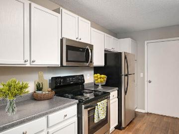 4 BR, 3.5 BA Apartment 1500 McAndrews Rd W Unit 1590, Burnsville, MN 55337
