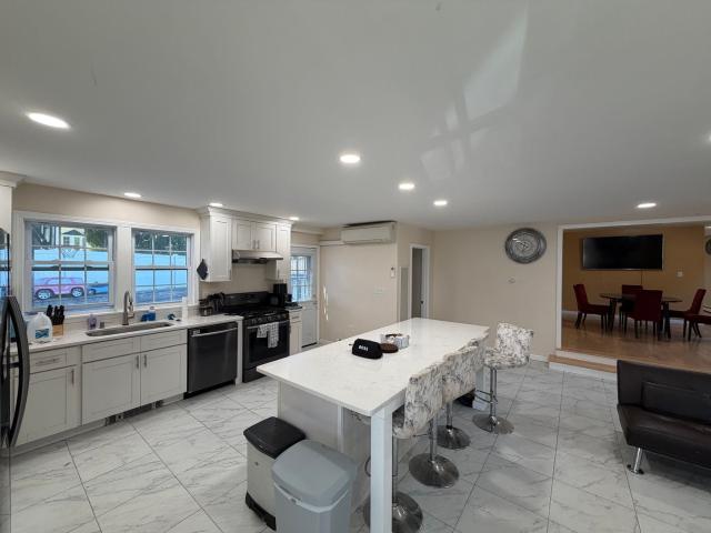 4 BR, 3.5 BA Apartment 160 Broadway, Haverhill, MA 01832