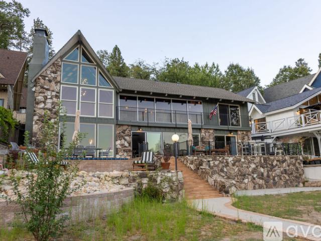 4 BR, 3.5 BA Apartment 27671 West Shore Road, Lake Arrowhead, CA 92352