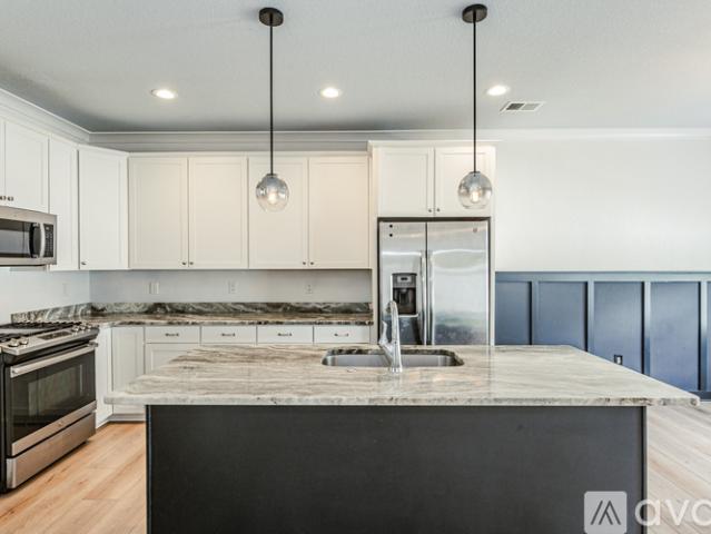 4 BR, 3.5 BA Apartment 4732 Kilby Dr, Virginia Beach, VA 23456