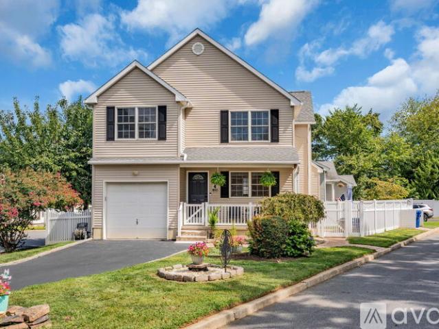 4 BR, 3.5 BA Apartment 4 Wood Avenue, Middletown Township, NJ 07758