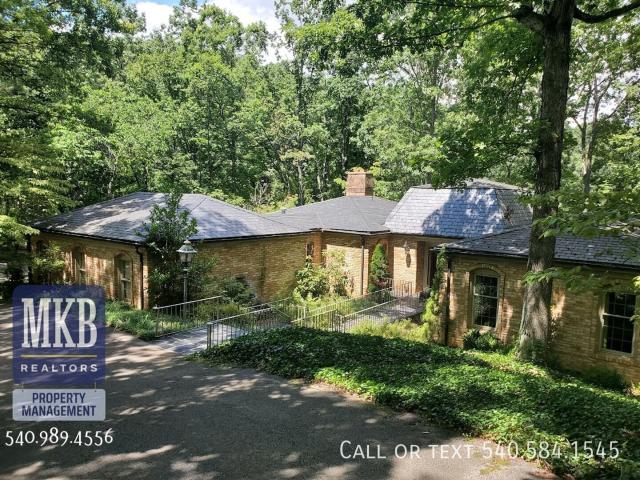 4 BR, 3.5 BA Apartment 5029 Crossbow Circle, Roanoke, VA 24018