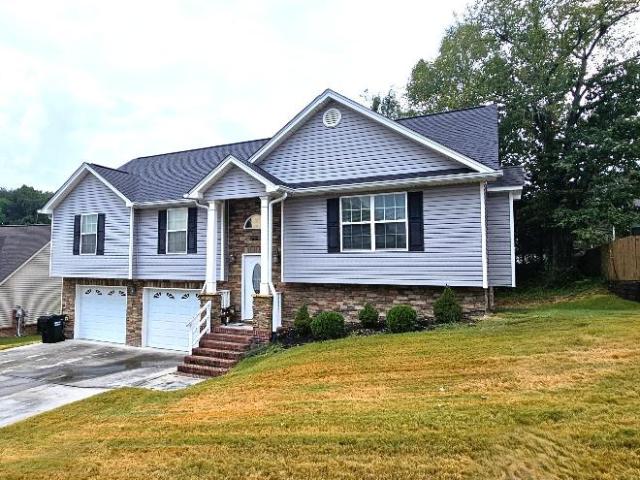 4 Br, 3 bath, Single Family 187 Willowbrook Drive