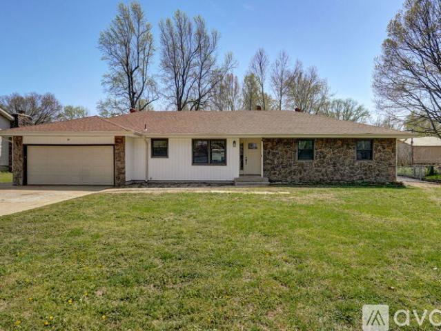 4 BR, 3 BA Apartment 2558 West Village Lane, Springfield, MO 65807